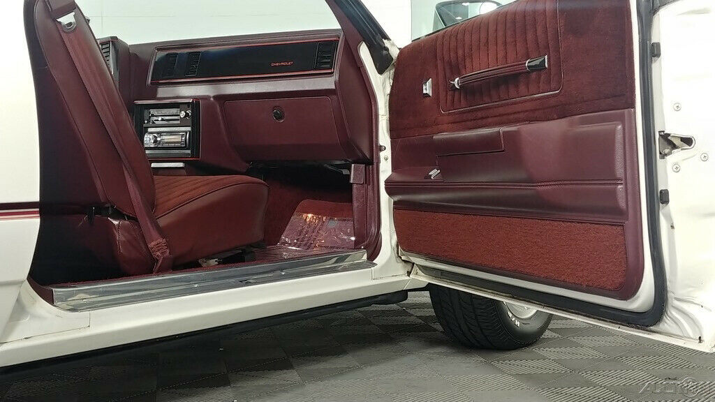 1986 White Chevrolet Monte Carlo Coupe