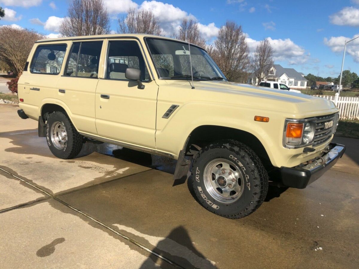 1986 Beige Toyota FJ Cruiser SUV