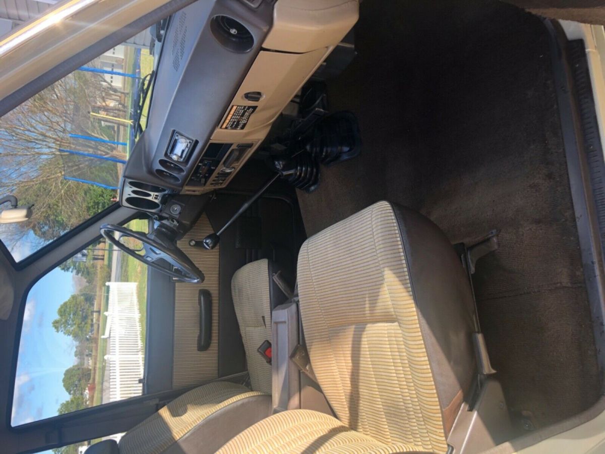 1986 Beige Toyota FJ Cruiser SUV