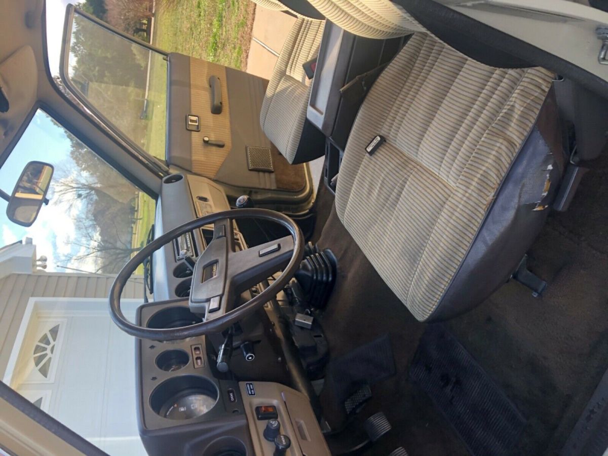 1986 Beige Toyota FJ Cruiser SUV