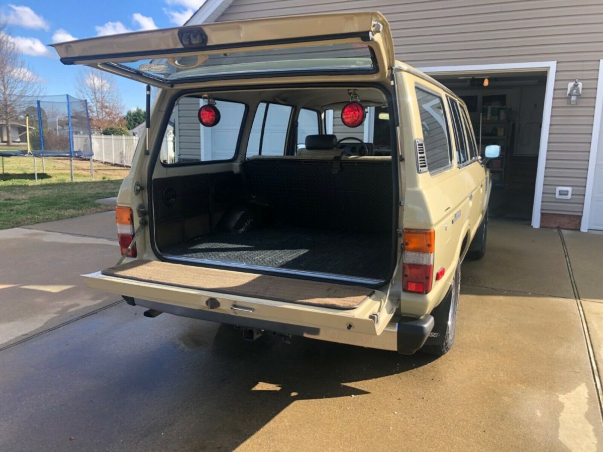 1986 Beige Toyota FJ Cruiser SUV