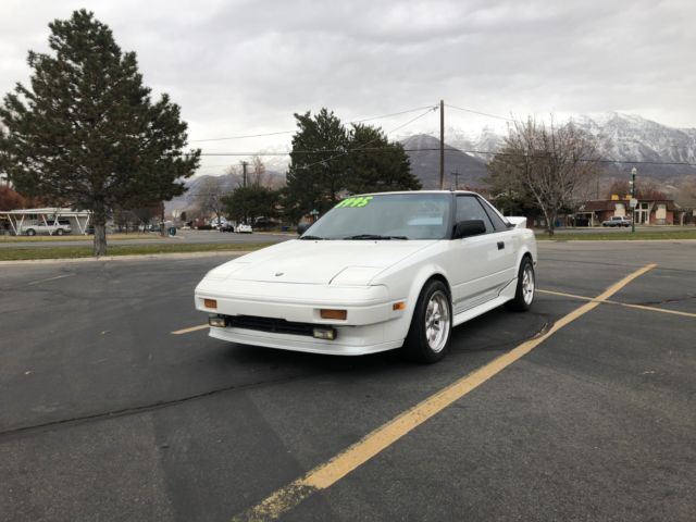 1986 Pearl White Toyota MR2 Coupe