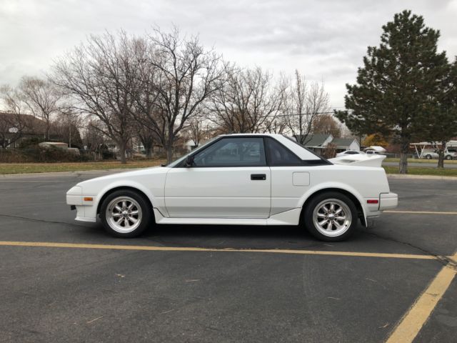1986 Pearl White Toyota MR2 Coupe