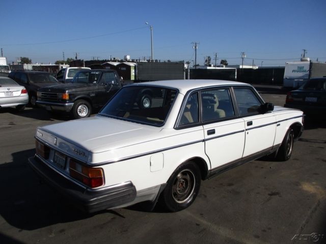 1986 White Volvo 240