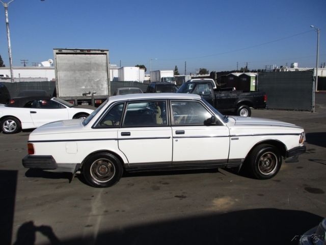 1986 White Volvo 240