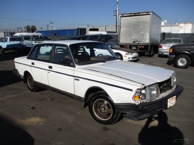 1986 White Volvo 240