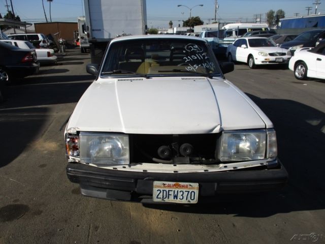 1986 White Volvo 240