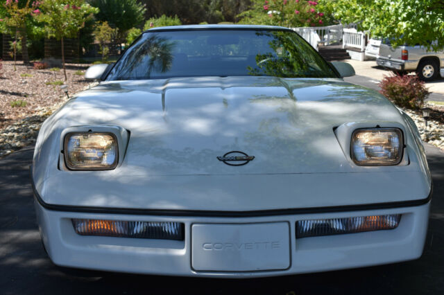 1987 White Chevrolet Corvette Coupe