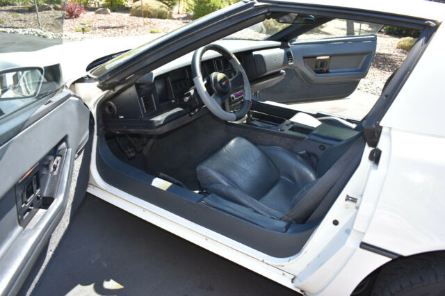 1987 White Chevrolet Corvette Coupe
