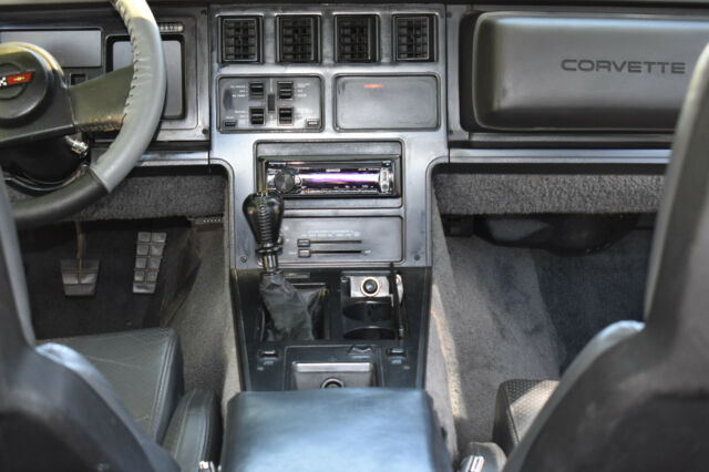 1987 White Chevrolet Corvette Coupe