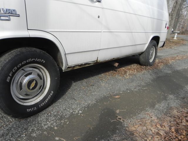 1987 White Chevrolet G20 Van Cargo Van