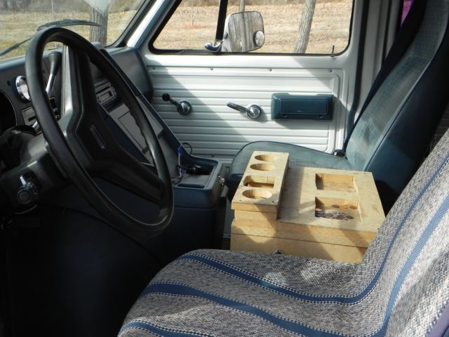 1987 White Chevrolet G20 Van Cargo Van