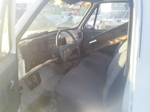 1987 White Chevrolet Silverado 2500 Standard Cab Pickup