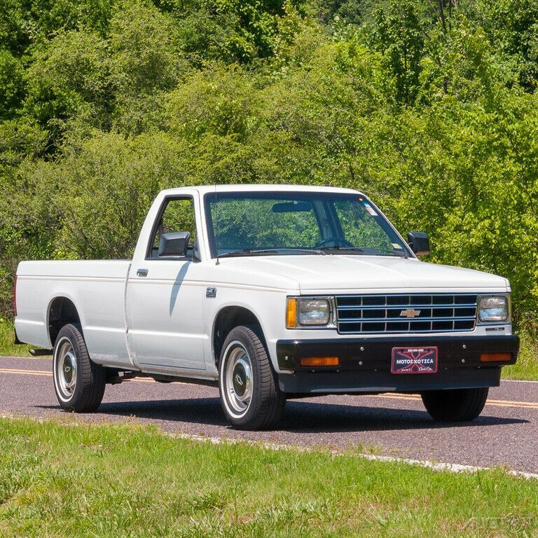 1987 White Chevrolet S-10 Pickup Truck