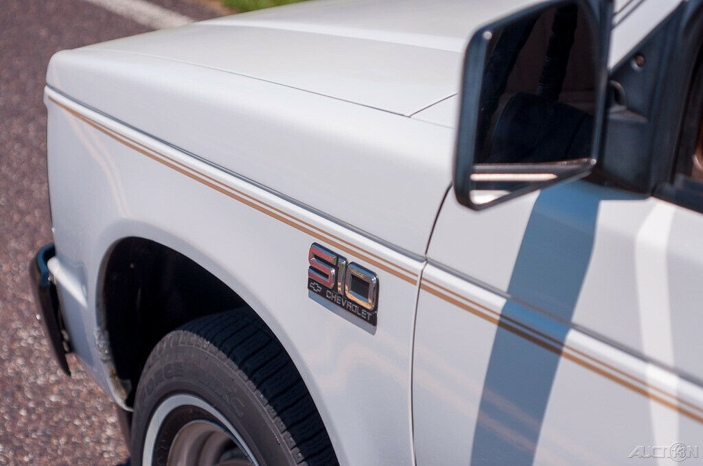 1987 White Chevrolet S-10 Pickup Truck