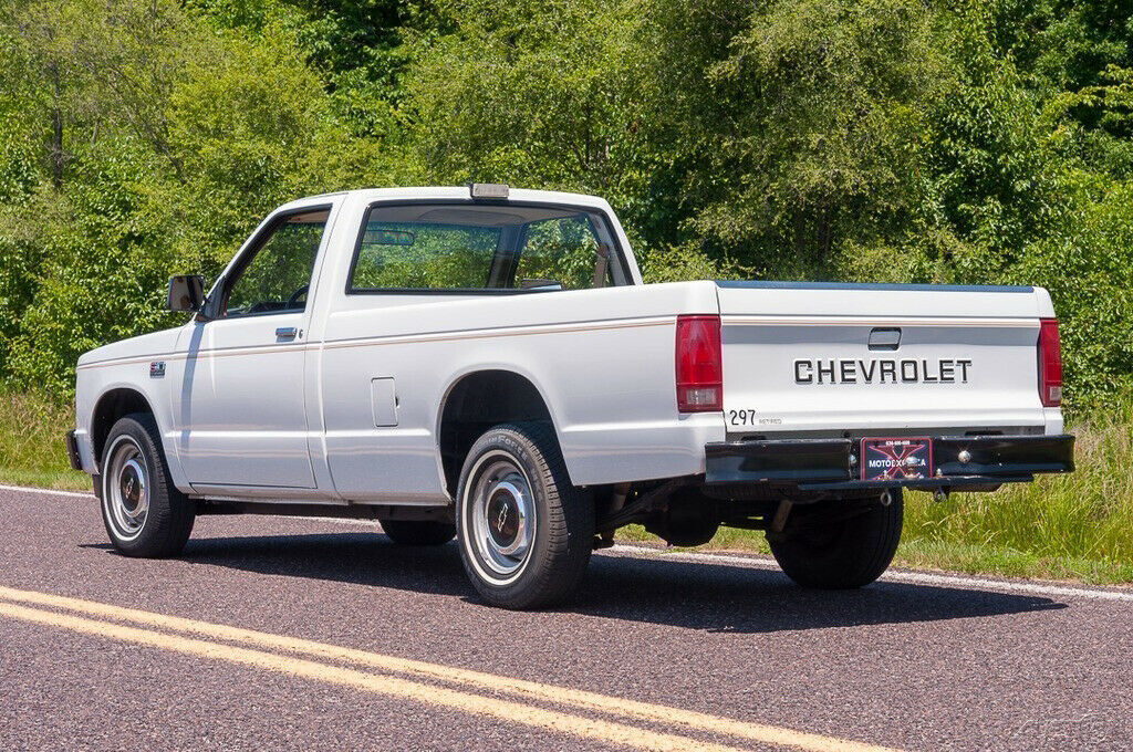 1987 White Chevrolet S-10 Pickup Truck
