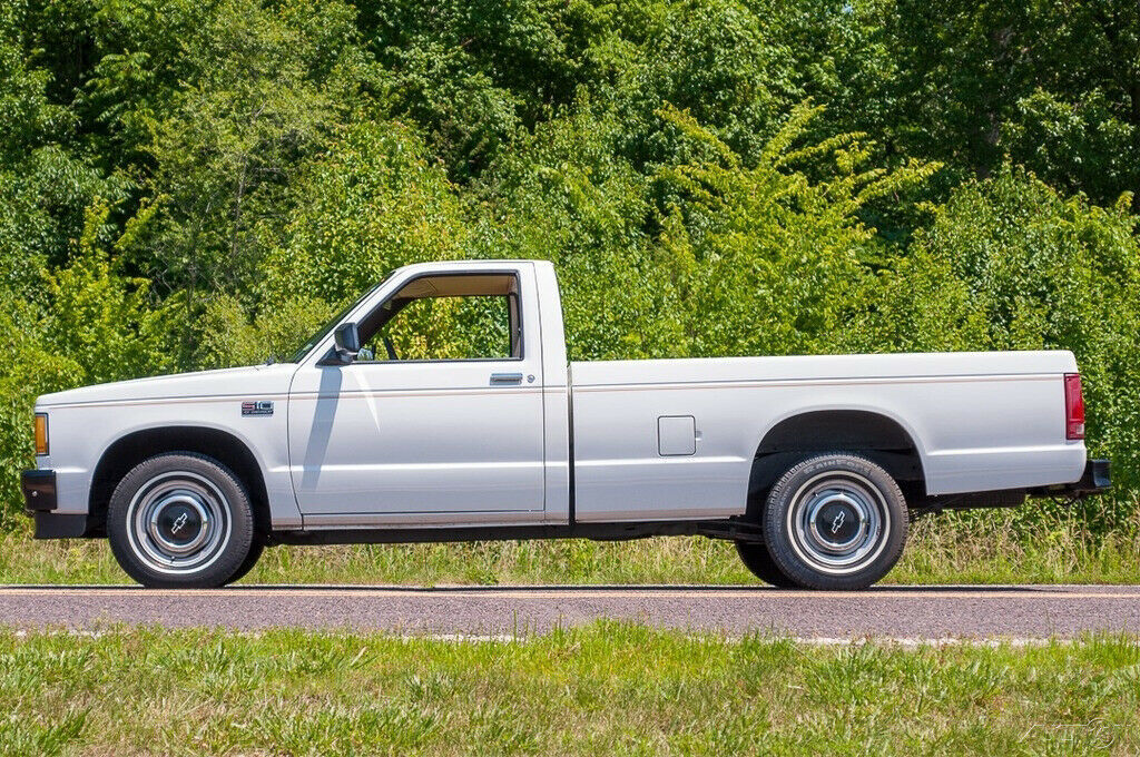 1987 White Chevrolet S-10 Pickup Truck