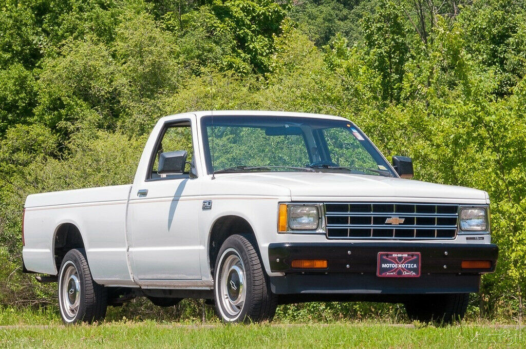 1987 White Chevrolet S-10 Pickup Truck