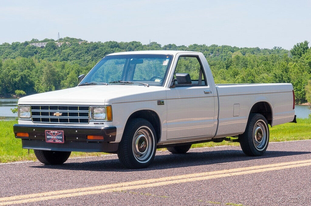 1987 White Chevrolet S-10 Pickup Truck