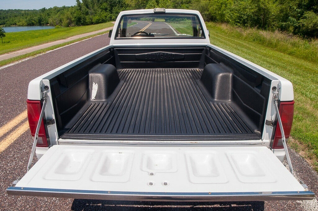 1987 White Chevrolet S-10 Pickup Truck