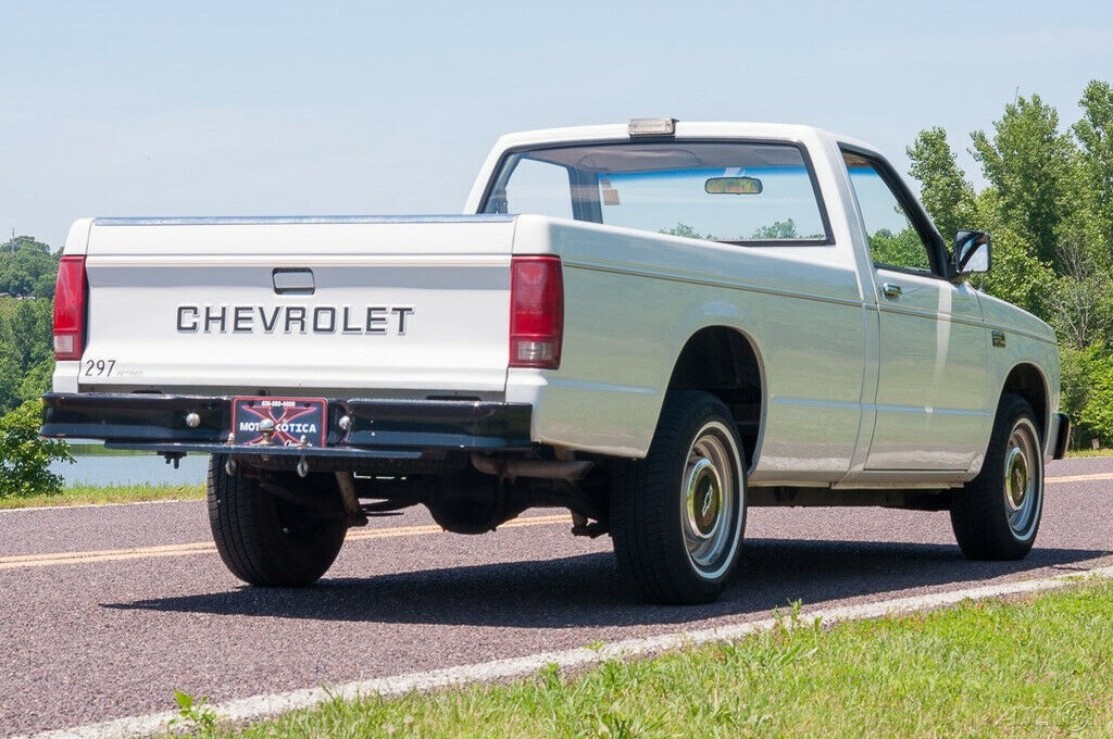 1987 White Chevrolet S-10 Pickup Truck