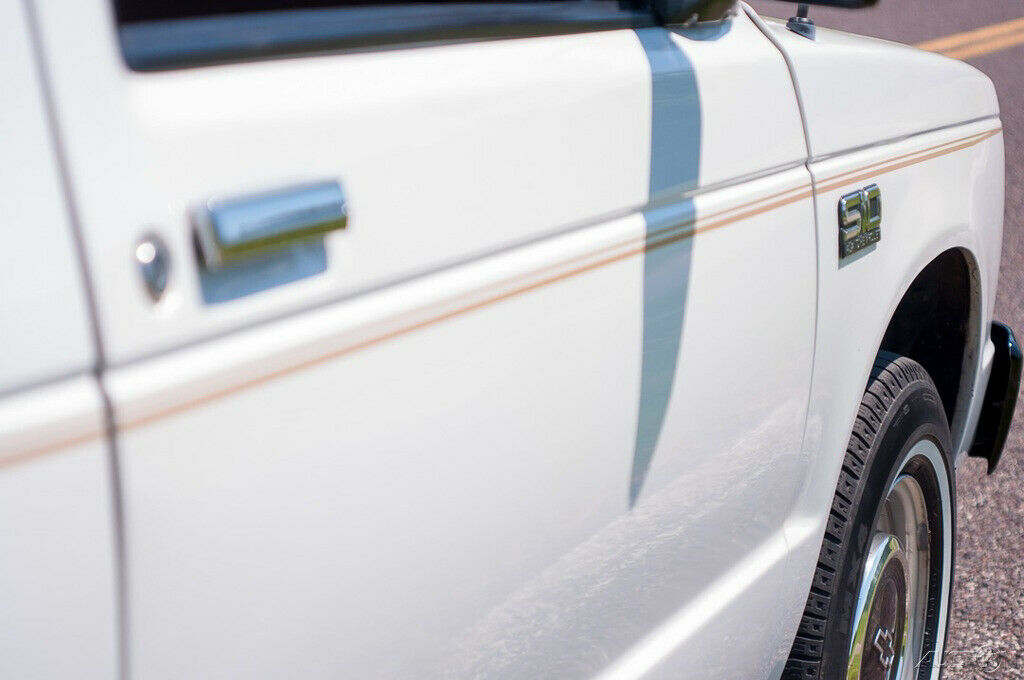 1987 White Chevrolet S-10 Pickup Truck