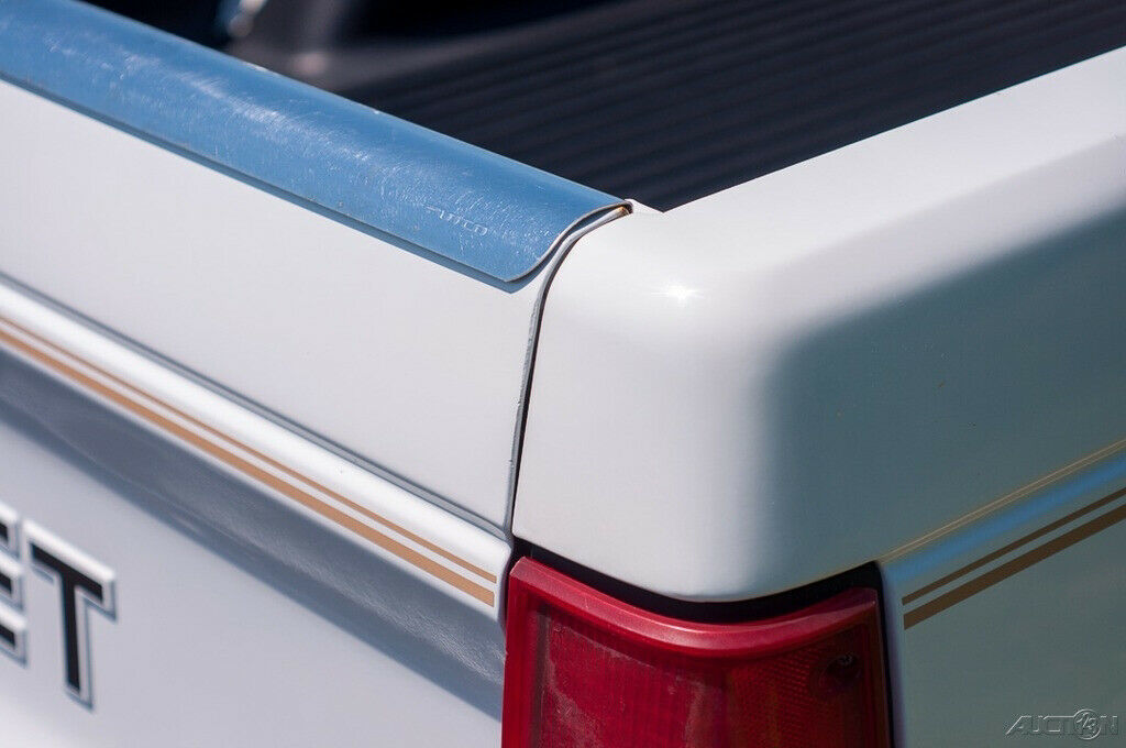 1987 White Chevrolet S-10 Pickup Truck