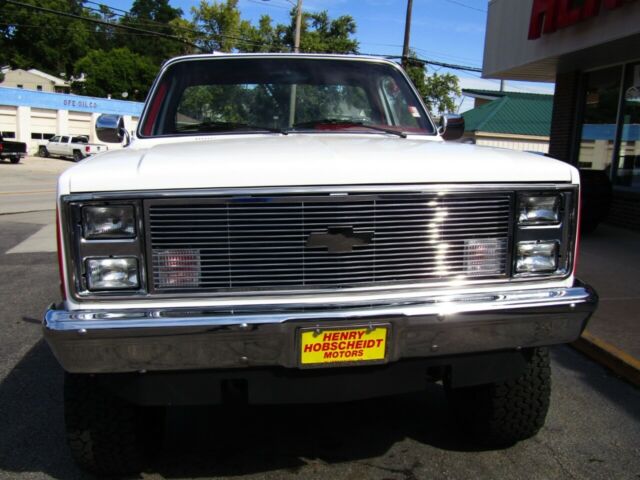 1987 Red Chevrolet Silverado 1500 --