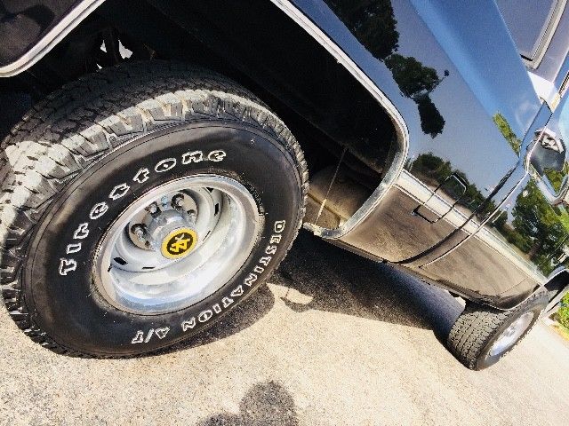 1987 Black Chevrolet V10 --