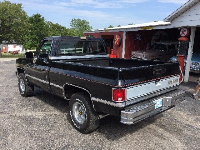 1987 Black Chevrolet V10 --