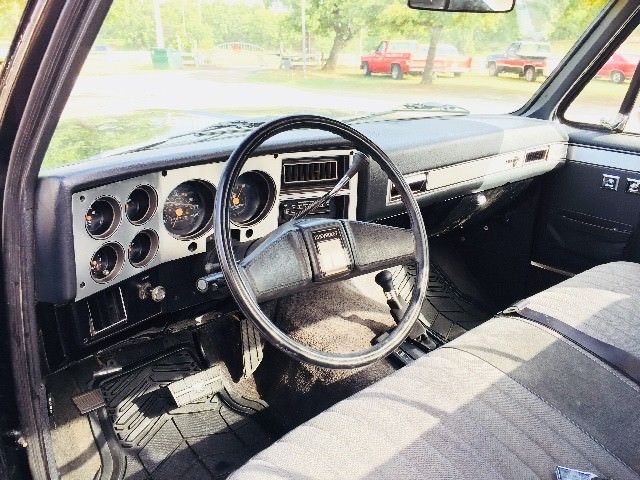 1987 Black Chevrolet V10 --