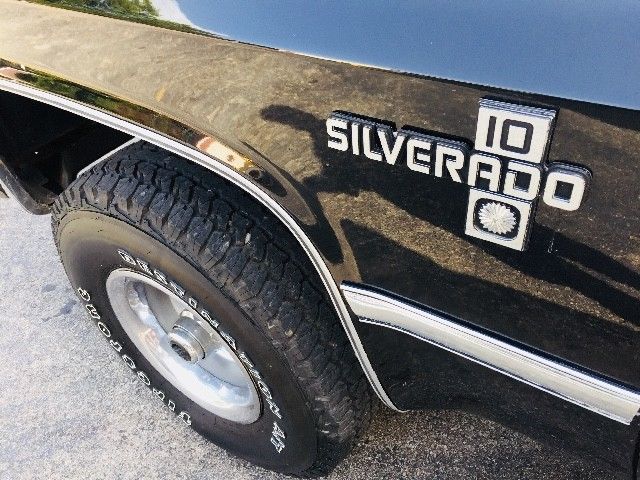 1987 Black Chevrolet V10 --