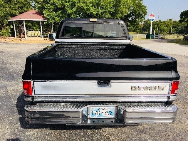 1987 Black Chevrolet V10 --