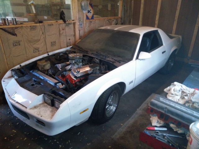1987 White Chevrolet Camaro Coupe