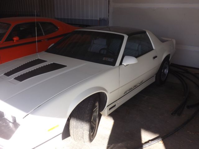 1987 White Chevrolet Camaro Coupe