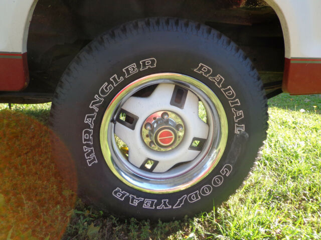 1987 Cream/Red Ford Bronco II SUV