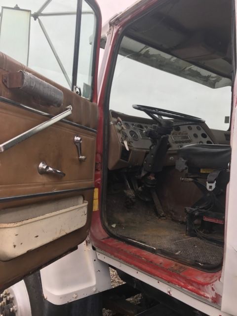 1987 White Ford LN9000