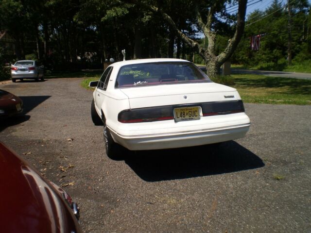 1987 white Ford Thunderbird 2dr
