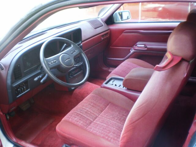 1987 white Ford Thunderbird 2dr