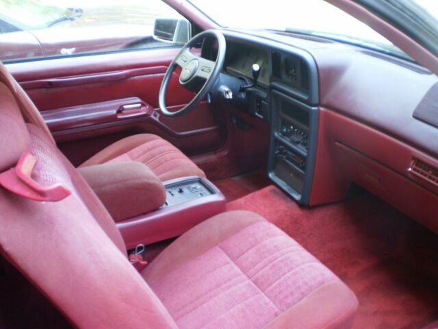1987 white Ford Thunderbird 2dr