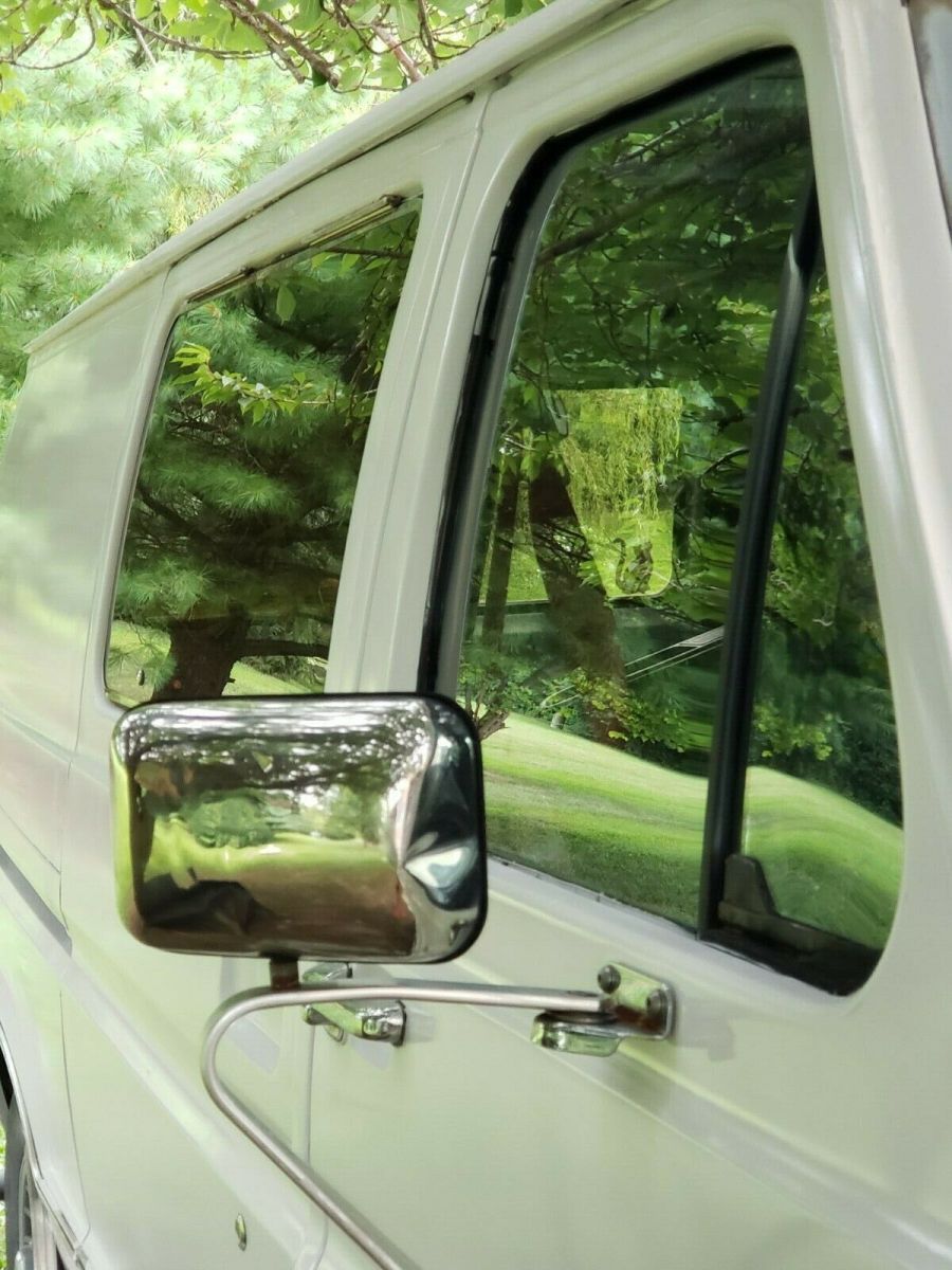 1987 White Ford E-Series Van Extended Passenger Van