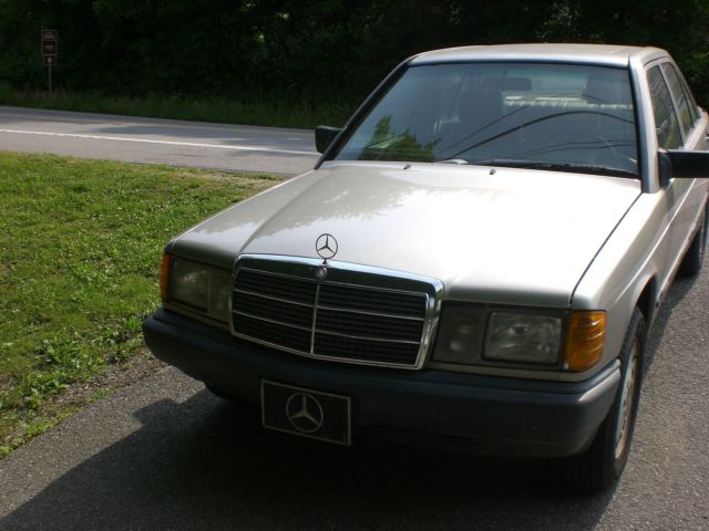 1987 Gold Mercedes-Benz 190-Series Sedan