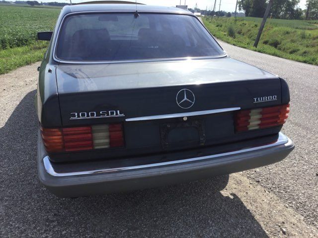 1987 BLACK Mercedes-Benz 300-Series Sedan