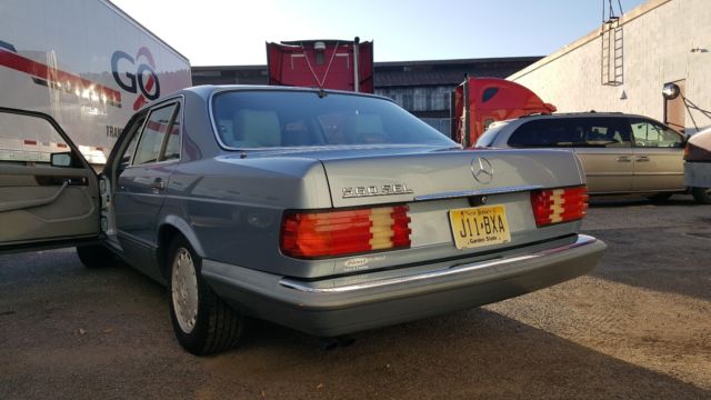 1987 Blue Mercedes-Benz 500-Series Sedan