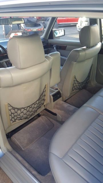 1987 Blue Mercedes-Benz 500-Series Sedan