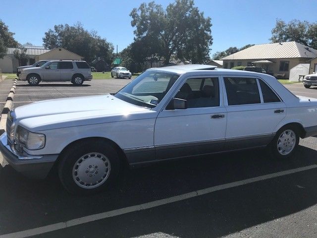 1987 White Mercedes-Benz 500-Series Sedan