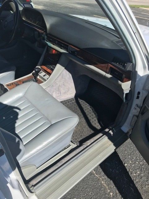 1987 White Mercedes-Benz 500-Series Sedan