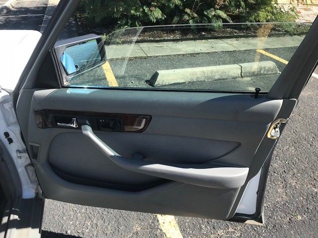 1987 White Mercedes-Benz 500-Series Sedan