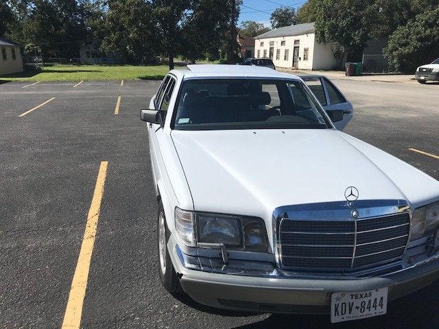 1987 White Mercedes-Benz 500-Series Sedan