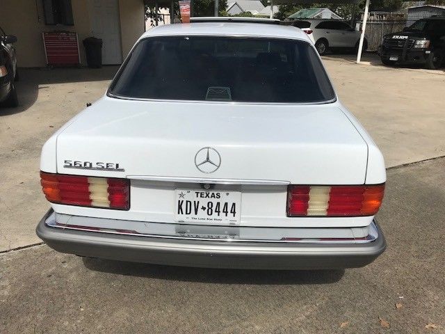 1987 White Mercedes-Benz 500-Series Sedan